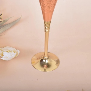Verre à vin en cuivre fait main Divris, design moderne en relief, gobelet en métal à long pied 320 ml, écologique pour les occasions festives - Product Image 2