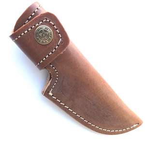 Ceci est un étui à couteau en cuir marron avec une boucle. Il est fabriqué en cuir de vache véritable. - Product Image 3