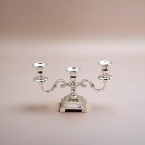 Candélabre de table à 3 bougies en argent Lite pour bougeoir élégant de Noël - Product Image 2
