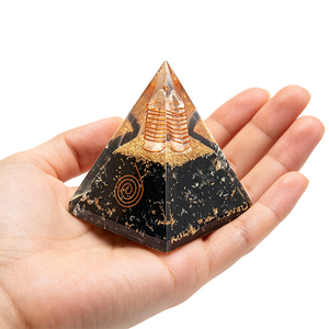 <span class=keywords><strong>Pyramide</strong></span> d'orgone artisanale en améthyste avec bobine de cuivre et cristal de quartz pour la guérison énergétique et l'équilibrage des chakras, cadeau de Noël gravé - Product Image 4