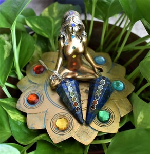 Elegante péndulo de cristal lapislázuli facetado perfecto cono de piedra de siete Chakras para meditación radiestesia al por mayor figurita de recuerdo - Product Image 3