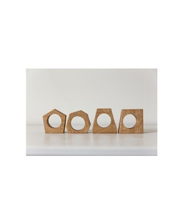 Rond de serviette en bois sculpté à la main pour la décoration de table à manger bohème avec un design ethnique traditionnel artisanal unique - Product Image 6