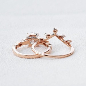 ชุดแต่งงานเพชรทรงกลมยอดนิยม ได้รับการรับรองจาก IGI ระดับ VVS เพชรเพาะเลี้ยงในห้องปฏิบัติการ พร้อมแหวนแต่งงานทอง 14k สำหรับผู้หญิง ราคาประหยัด - Product Image 3