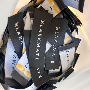 100 étiquette tissée de vêtements de marque personnalisée étiquette de tissu de vêtement avec logo 2x5cm pli d'extrémité/pli central de haute qualité - Product Image 2