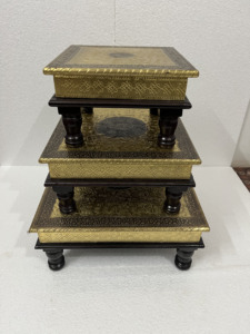 Juego de 4 Bajot Chowki artesanales de madera con incrustaciones de latón, para la ofrenda (Pooja), regalo de boda, uso en interiores, con acabado antiguo. - Product Image 1