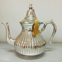 Nouvelle Arrivée 2025 – Théière en Laiton Style Arabe, Motif Unique Inspiré du Maroc, Finition Argentée, Écologique et Durable – Services à Café et Thé