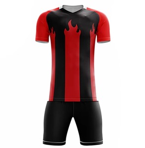 Ensemble d'uniformes de football personnalisés pour hommes - Maillot à manches courtes et short 100% polyester respirant pour l'entraînement hivernal, logo et couleur personnalisés - Product Image 1