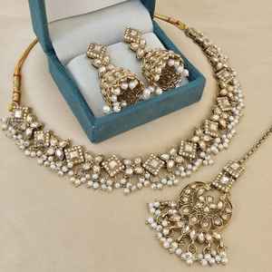 Collar tradicional de calidad premium con hermosos pendientes Jhumki y Combo Maang Tikka perfecto para bodas, ocasiones festivas - Product Image 4