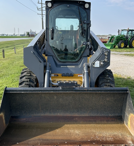 Chargeuse compacte sur chenilles John Deere 330G abordable, 4 roues motrices, avec boîte de vitesses et composants essentiels du moteur à couple élevé - Product Image 2