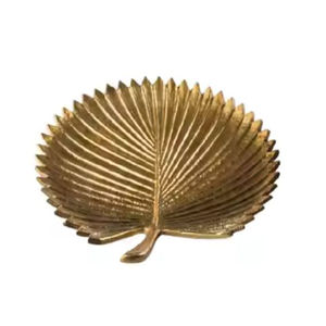 Hecho de aluminio dorado Calidad superior Plato decorativo para servir postres Diseño único Bandeja para servir en forma de hoja - Product Image 1