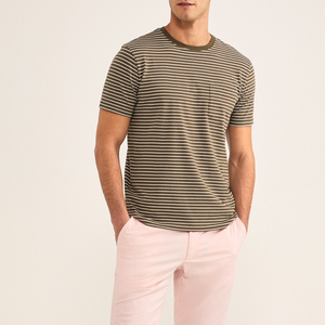 T-shirt moderne et élégant pour homme, conçu pour un confort décontracté, avec une forme nouvelle et une esthétique épurée pour un look quotidien. - Product Image 2