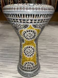 Darbuka professionnelle égyptienne en nacre 22 cm - Accents dorés, incrustation MOP, Doumbek - Product Image 4