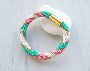 Brazalete Bordado a Mano con Cuentas de Abeja - Ecológico y No Tóxico, Tamaño Personalizable para Mujeres y Niñas - Product Image 4
