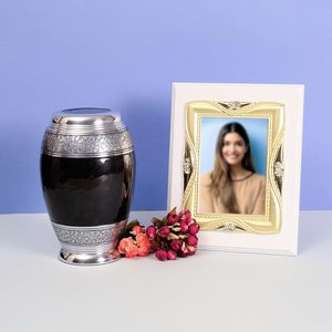 Exquisita urna decorativa de metal para cenizas Material de alta calidad para una durabilidad duradera Diseño elegante y elegante - Product Image 1