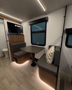 Mini Caravana Reignn, Remolque de Viaje para 4 Personas, Diseño Moderno Ligero de Aluminio para Acampar con Piso de Madera y 1 Fregadero - Product Image 3