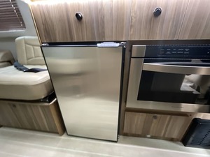 Autocaravana Usada Airstream Interstate 3500 Lounge Clase B del 2016 en Venta para Camping y Viajes - Product Image 2