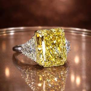 Anillo de Compromiso con Diamante Moissanita Cultivado en Laboratorio, Corte Radiante, Color Amarillo Glorioso, Chapado en Plata, Certificado IGI, Corte Brillante - Product Image 1