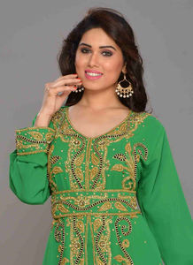 Caftanes islámicos Georgette bordados verdes con hijab a prueba de sol. - Product Image 3