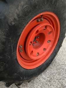 รถแทรกเตอร์ล้อ M7040 มือสอง 62 แรงม้า 4x4 4WD ยี่ห้อ DK พร้อมเครื่องยนต์และเกียร์ สำหรับฟาร์มเกษตร - Product Image 3