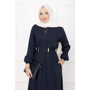 Robe hijab bleu marine avec broche dorée, détails de taille élégants et coupe naturelle - Product Image 2