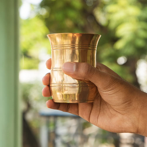 Gobelets en métal de style vintage Design simple Verres à boire décoratifs en laiton Ensemble de deux pour l'eau ou le jus - Product Image 5