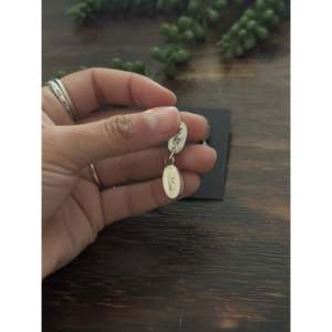 Pendientes Colgantes Hechos a Mano por Navajo con Turquesa Morada de Mohave y Plata de Ley, Diseño de Gota - Product Image 5