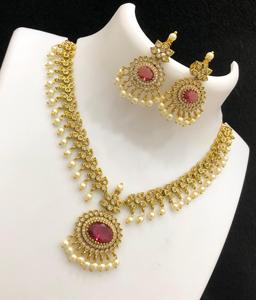 Conjunto de collar chapado en oro con aspecto de piedras AD de diseño de primera calidad con pendientes para colección de ropa de boda - Product Image 2