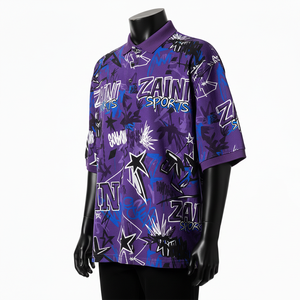 Camiseta polo para hombre de algodón y poliéster piqué premium de 200 GSM, color morado, con estampado gráfico sublimado en toda la prenda y logotipo personalizado. - Product Image 2