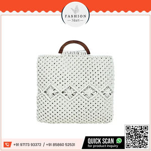 Sac fourre-tout en macramé tissé à la main avec poignées en bois et design géométrique - Product Image 6