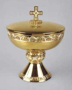 Calice en laiton vintage et ciboire pour les événements culturels ''calice en laiton et ciboire avec de l'or fini par Crown Export - Product Image 2