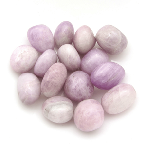 Kunzite Tumbled Stone Pierre précieuse de cristal de guérison polie pour la méditation d'équilibre énergétique et le décor spirituel en gros - Product Image 1