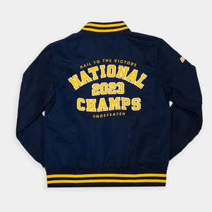 เสื้อแจ็คเก็ตบอมเบอร์ผู้ชายสไตล์วินเทจลำลองสำหรับฤดูหนาว ผ้าซาติน โพลีเอสเตอร์ ติดกระดุม ปักลาย แนวสปอร์ต วาร์ซิตี้ เป็นมิตรกับสิ่งแวดล้อม - Product Image 6