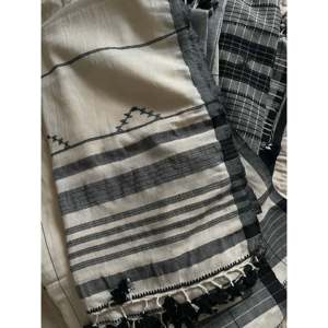 Foulard Hijab en Coton Tissé à la Main, Jersey Modal Imprimé Numérique, Rayures Horizontales, Motif Léopard Papier Parchemin, Foulard Musulman - Product Image 3