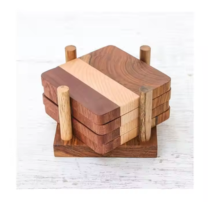 Posavasos de nogal de lujo Crescent Crafts Juego personalizado de posavasos de madera clásicos de Crescent Crafts - Product Image 2