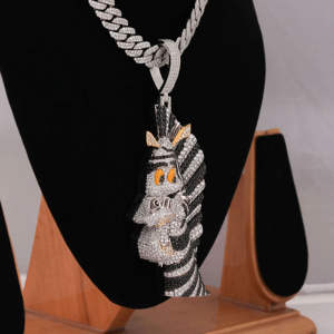 Colgante de Cabeza de Cebra para Hombre, Estilo Hip Hop, Chapado en Oro con Detalles en Negro y Amarillo, con Incrustaciones de Moissanita - Product Image 5