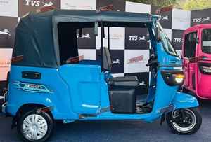 TVS KING EV MAX 2025, Triciclo Eléctrico de 3 Ruedas con Carrocería Cerrada para 4 Pasajeros, con Carga Rápida y Capacidad de Carga de 400 kg - Product Image 2