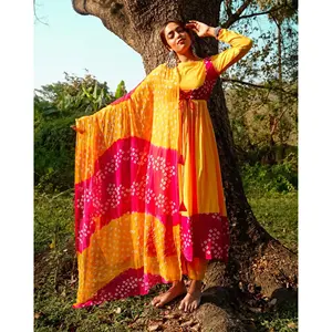 Ensemble de vêtements indiens de style Bollywood, choli en coton jaune Rani avec lehenga en georgette et salwar en soie - Product Image 2