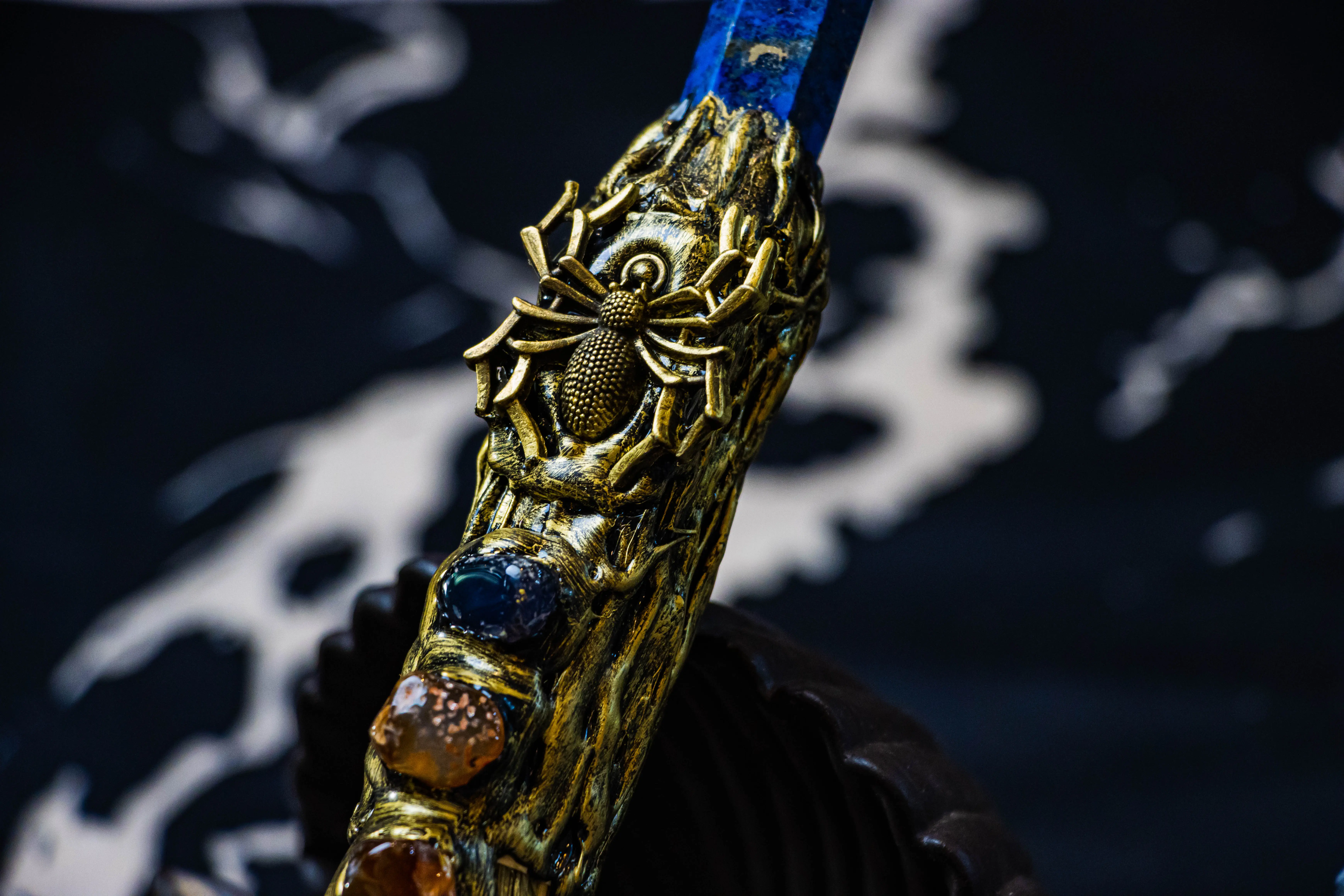 Kristall dekorierte Hexerei Türkis Gold Spider Alloy Magic Broom zu verkaufen