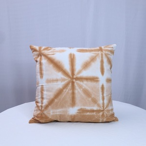 Cojín de algodón orgánico hecho a mano con estampado tradicional ecológico perfecto para sofá cama espacios de vida sostenibles - Product Image 3