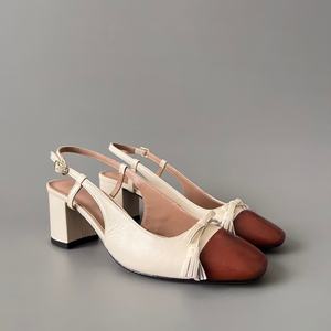 Escarpins de créateur pour femme à talons bas, bout rond, avec bride arrière, boucles, décorations métalliques, patchwork et nœud avant, style slingback, type sandales habillées - Product Image 3