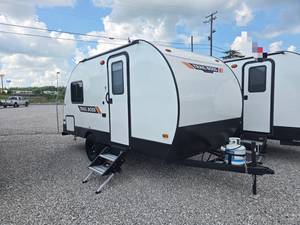 Nueva caravana de viaje tipo camper con cocina y baño para acampar fuera de carretera - Product Image 1