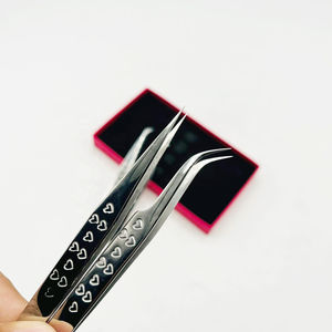 Pince à épiler semi-incurvée gravée en argent à 45 degrés avec cœur pointu droit Logo personnalisé Utilisation durable des cils en acier inoxydable - Product Image 4