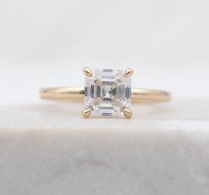 Anillo de compromiso de solitario de corte Asscher blanco de 1,50 quilates, regalo de boda y novia de oro amarillo para mujeres con anillos de moissanita - Product Image 1