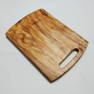 Elegante tabla de cortar de madera ovalada duradera de Blackberry con mango cómodo, ideal para servir y exhibir alimentos - Product Image 2