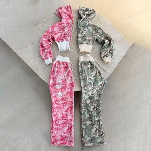 ชุดกีฬา2ชิ้นชุดครอปมีซิปสำหรับผู้หญิงเซตเสื้อครอปมีฮู้ดปักลายตัวอักษรลายพรางไซส์ใหญ่พิเศษโลโก้ออกแบบได้ตามต้องการ - Product Image 4