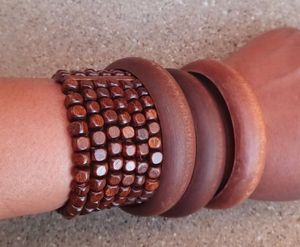 Brazalete tallado a mano de resina personalizable Brazalete de madera multicolor con perla Diseño religioso y de moda para mujeres y niñas - Product Image 1