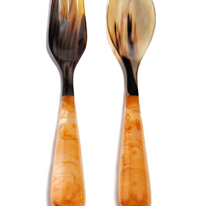 Juego de cuchara y tenedor de cuerno artesanal con mango de resina – Juego de cubiertos de cuerno natural para mesa de comedor - Product Image 1