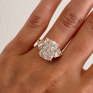 Bague de fiançailles en or jaune 14 carats avec diamant de 6,50 carats en forme de coussin cultivé en laboratoire avec trois pierres en forme de trillion, clarté F VVS - Product Image 5