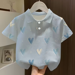 Camiseta Infantil para el Día de San Valentín, Divertida y Moderna con Estampado de Corazón, Cuello Camisero, Manga Corta, Polo para Niños y Niñas, 100% Algodón - Product Image 1