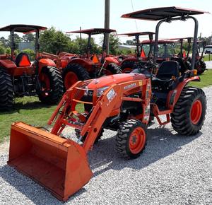 Tractor agrícola diésel Kubota B2650 compacto 26HP 4WD con cargador y retroexcavadora para uso agrícola y en la construcción - Product Image 1